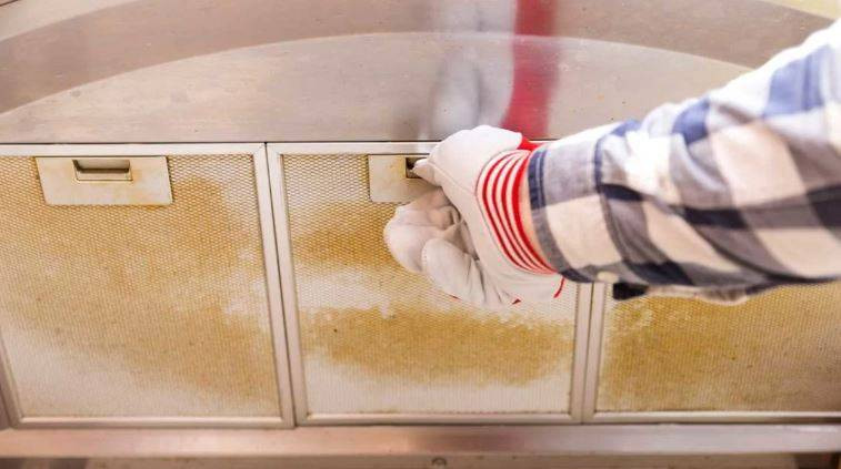 Aspiratörlerdeki yağ lekelerini söküp atıyor! Kaynayan suya 2 şişe eklemeniz yeterli… - Resim: 9